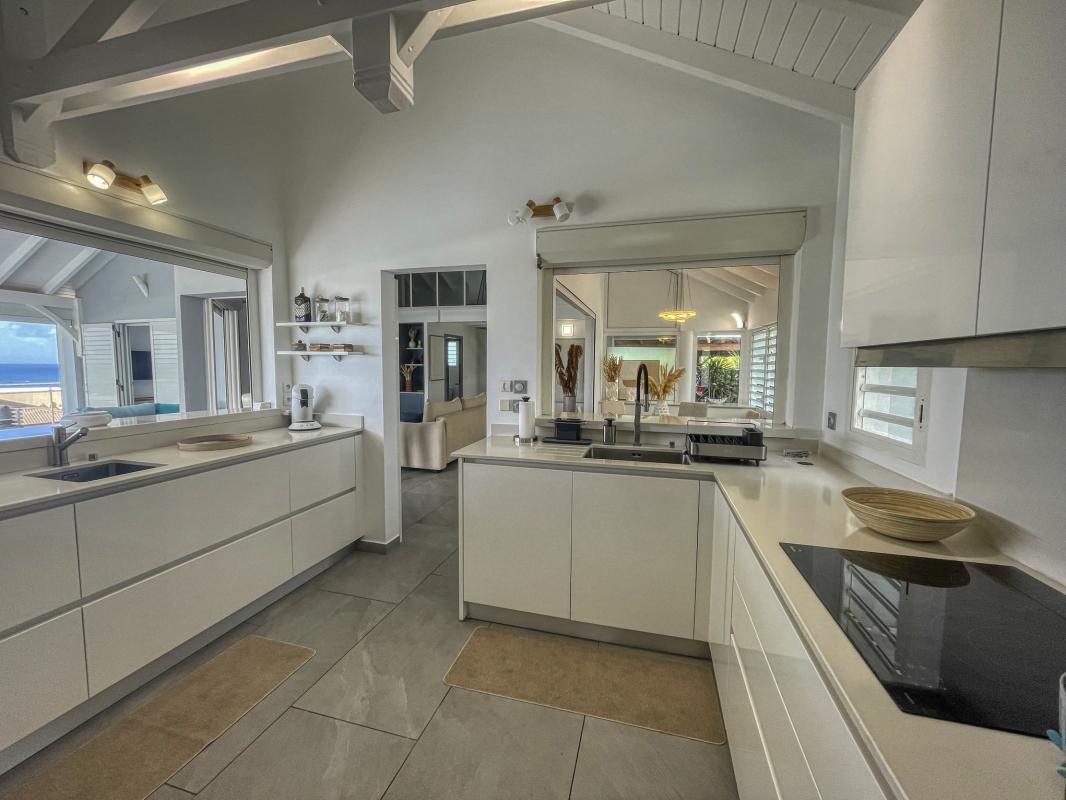 12.Location villa piscine vue mer Sainte Anne Guadeloupe_Cuisine vue mer